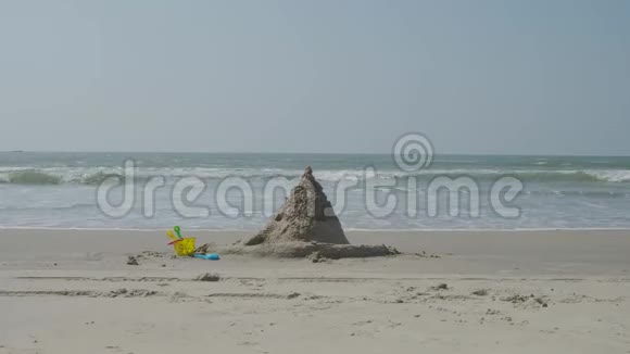 夏日沙滩城堡和孩子们在沙滩上玩具视频的预览图