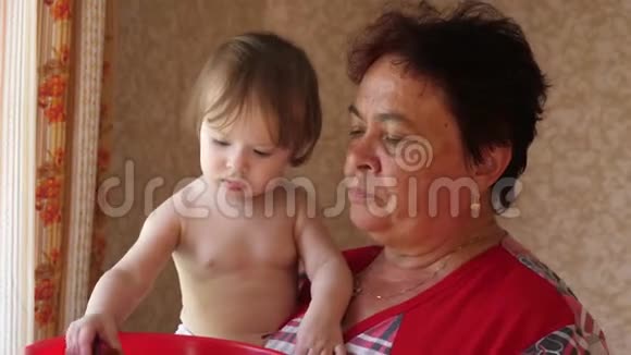 孙女给祖母喂熟的草莓孩子给妈妈喂红草莓婴儿喂奶视频的预览图