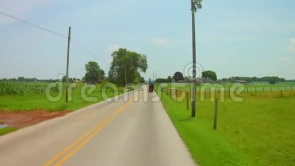 阿米什马和布吉在住宅道路上旋转视频的预览图
