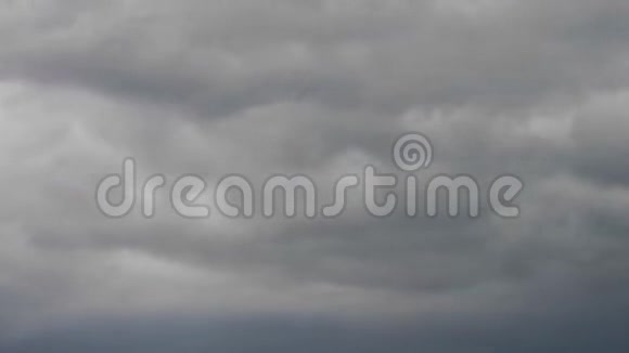 意大利加尔达湖四公里处的黑暗风暴云快速移动视频的预览图
