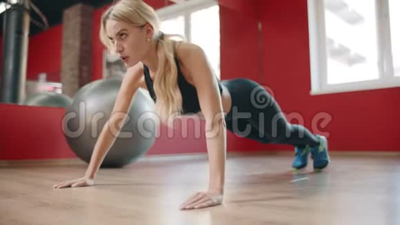 运动员女子训练促进体育俱乐部的锻炼视频的预览图