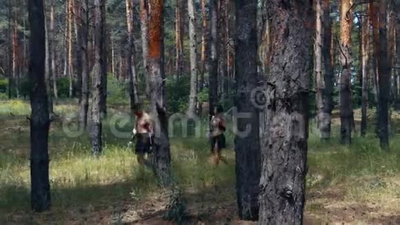 森林里的野蛮战士要去打猎不论男女4k视频的预览图