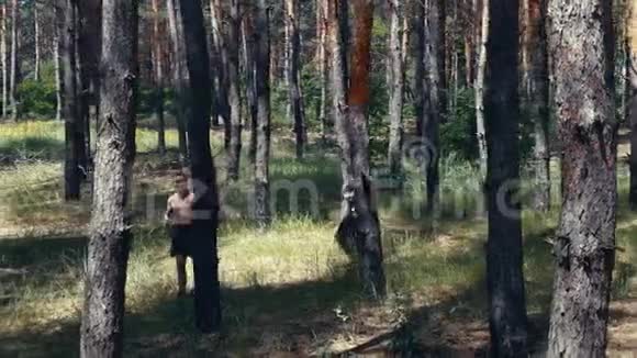 野蛮人在森林里走来走去手里拿着4k的武器视频的预览图