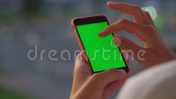 女孩的手指在bokeh背景上滑动彩色图像视频的预览图