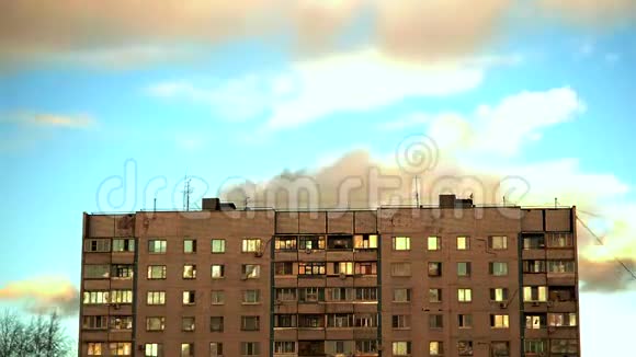 典型的房子多层面板房屋的立面蓝天和云彩时间推移视频的预览图