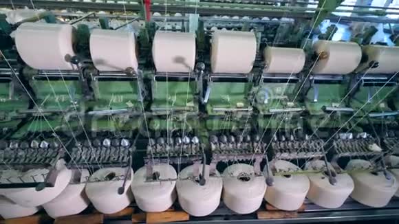 纺织厂机盘管采用白色纤维织布机在纺织织物上工作视频的预览图