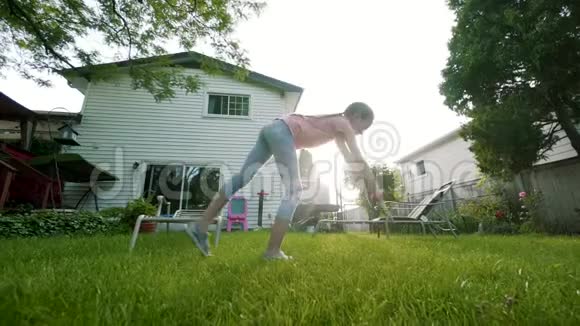 这孩子在后院日落时从事杂技表演玩游戏慢动作视频的预览图
