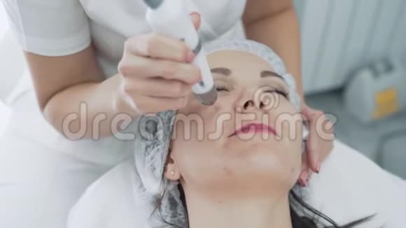 贴身美容医生在临床上对女性面部进行抗衰老和提物手术动作缓慢视频的预览图