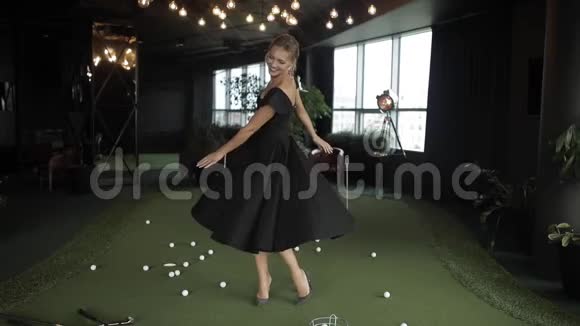 漂亮的女人在高尔夫球场跳舞视频的预览图