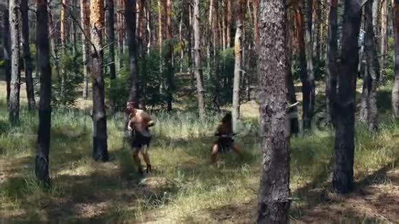 两名携带武器的猎人正在寻找猎物野蛮人4k视频的预览图