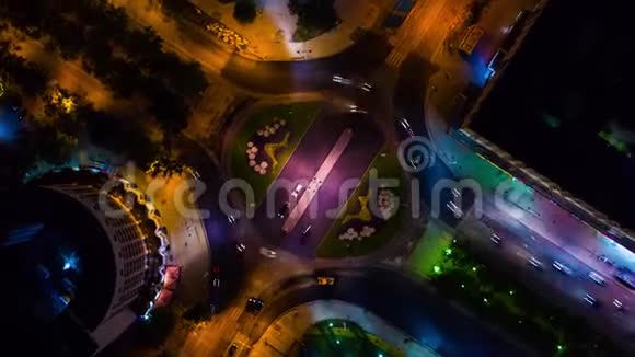 无人机在十字路口夜城旋转夜生活之路上泛着黄光无人驾驶飞机4k超移视频的预览图