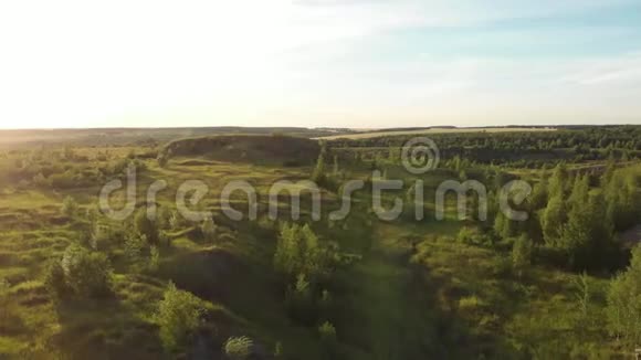 无人驾驶飞机在地球上飞行具有异质的景观和稀疏的植被日落飞行视频的预览图