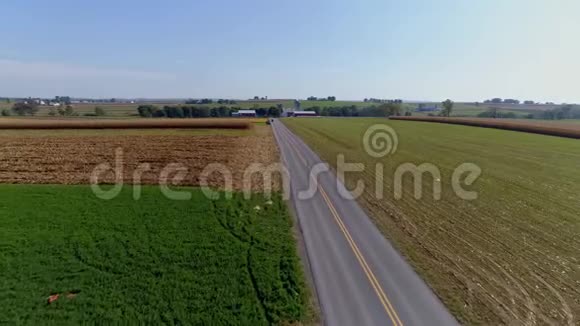 驾驶飞机飞越农田和接近阿米什马和布吉视频的预览图