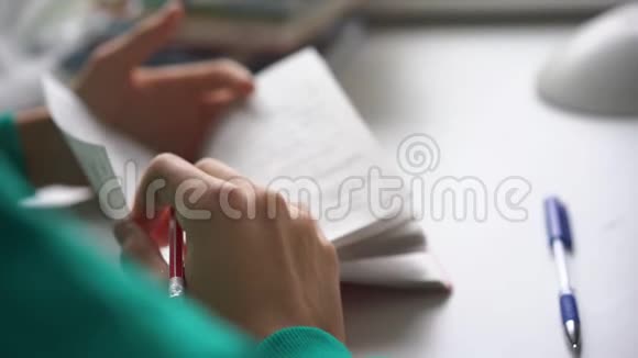 大学生女孩写字抄本做练习视频的预览图