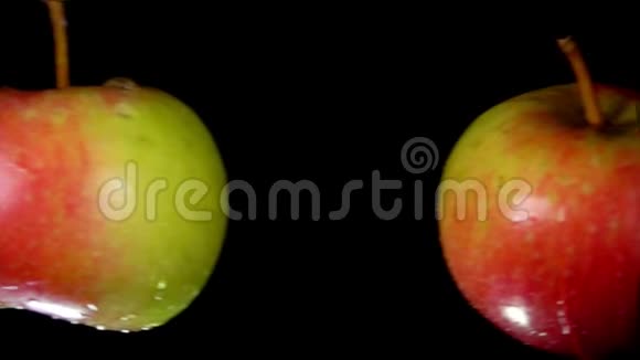 两个湿红绿苹果互相碰撞视频的预览图