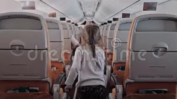 在机场内孩子们在机舱里奔跑可爱的小女孩走过道进入机舱视频的预览图