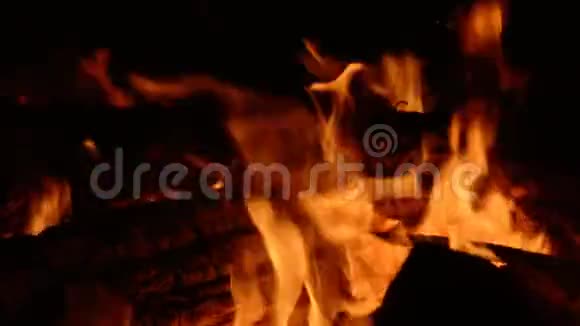 在黑暗中近距离拍摄温暖舒适的火焰视频的预览图