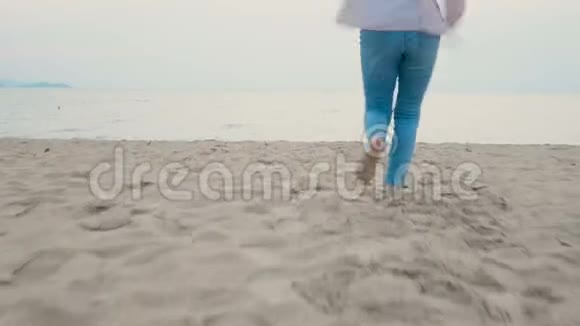 4K快乐的女人在热带海滩上享受暑假赤脚跑到海里张开双臂视频的预览图