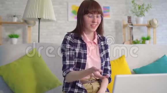 一个戴眼镜的年轻女子用聋人的语言在网上交流视频的预览图