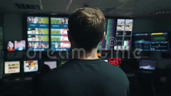 经理在电视控制室监督整个过程视频的预览图