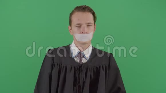 成年男性法官把带子摘下来视频的预览图