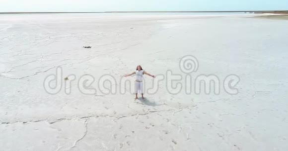 站在干盐湖上的快乐少女视频的预览图