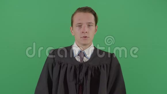 成年男子法官砰的额头愤怒视频的预览图