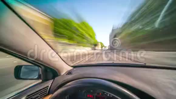 汽车挡风玻璃上的司机视角视频的预览图