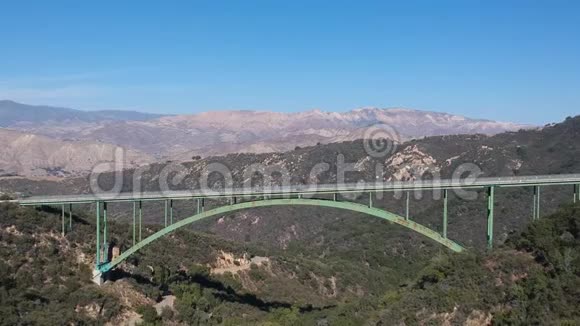 加州圣巴巴拉附近的冷泉桥空中视频视频的预览图