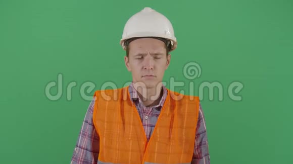 工作中愤怒的成年男子工程师视频的预览图