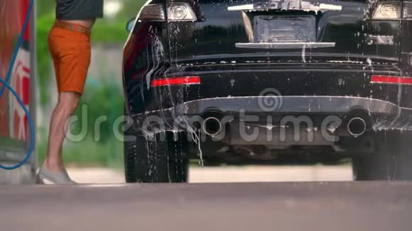 汽车上肥皂水的地面景观视频的预览图