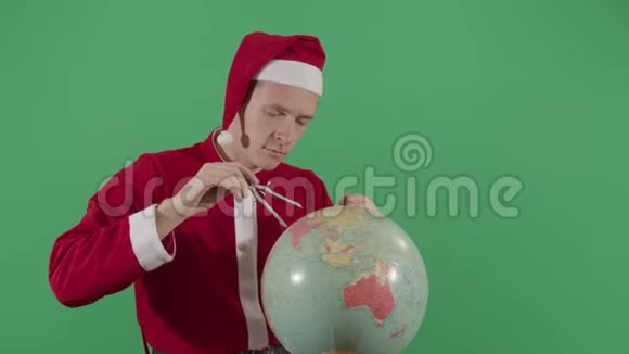 成年男子圣诞老人在环球漫步视频的预览图