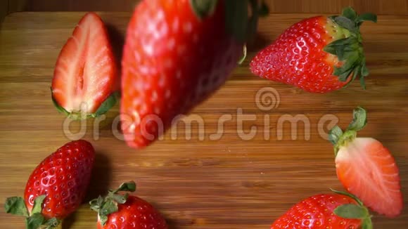 草莓园的俯视图落在木板上视频的预览图
