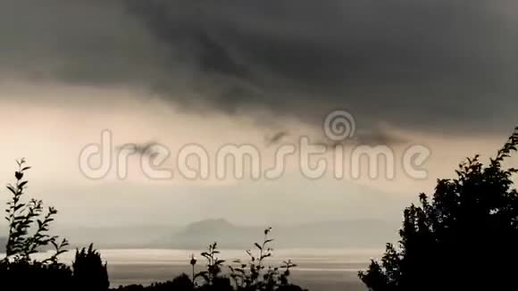 意大利加尔达湖时代的黑暗风暴云在快速移动视频的预览图