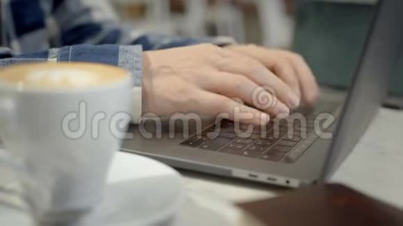 咖啡馆里的手型笔记本电脑键盘视频的预览图