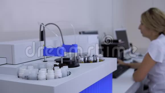 全自动生化分析仪在医学实验室和妇女工作的计算机视频的预览图