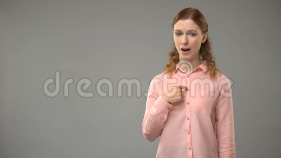聋女说我不懂手语在ASL课上展示单词视频的预览图