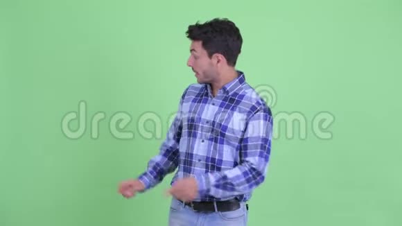 年轻英俊的西班牙裔男子在镜头前视频的预览图