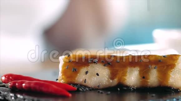 在提供亚洲春卷的食物上撒一粒芝麻特写视频的预览图