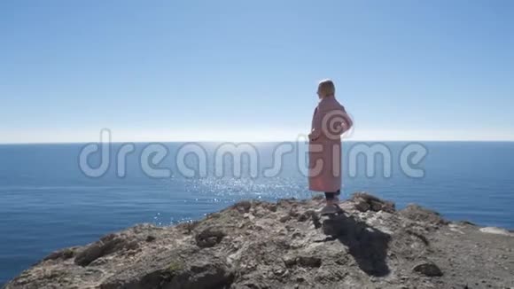 金发女郎站在海边视频的预览图