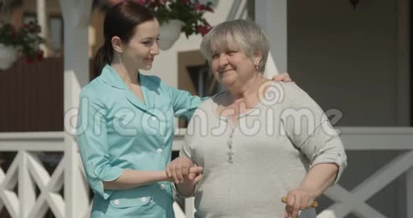 快乐老年病人和年轻护士微笑户外护理的肖像拍摄于红镜头视频的预览图