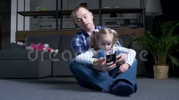 在电话上恢复爸爸和十几岁的女孩的关系视频的预览图