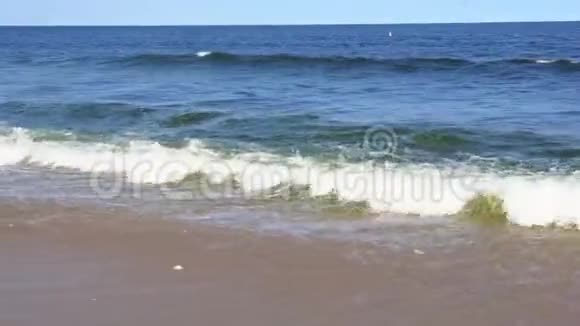 海水下的海浪打破了晶莹清澈的海水视频的预览图