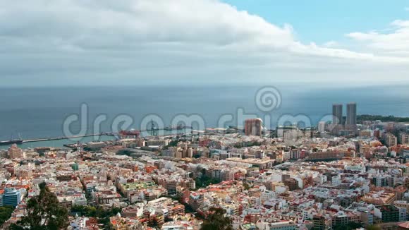空中射击圣克鲁斯市德特内里夫加那利群岛在西班牙的首都一座海边的城市视频的预览图