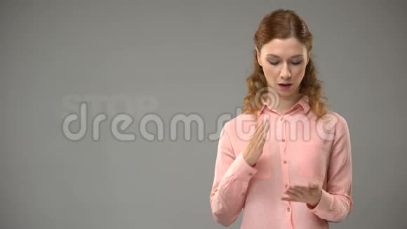 女人说停止手语背景文字聋人交流视频的预览图