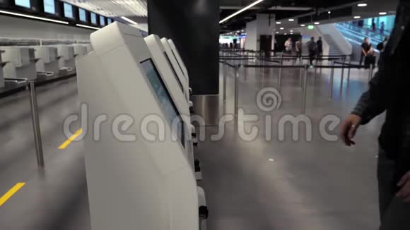 在机场使用登机机的人拿到登机牌视频的预览图