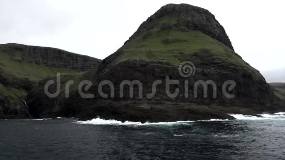 法罗群岛陡峭的海岸线缓慢移动视频的预览图