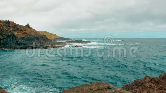 岩石海岸和绿松石海水海洋岛的景观西班牙特内里费Garachico视频的预览图