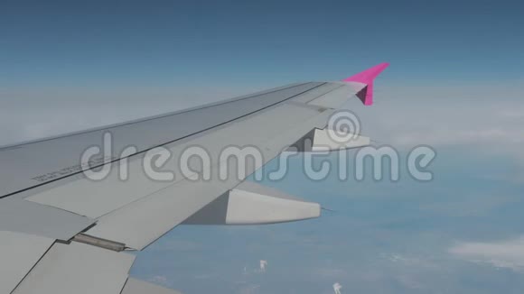 非常美丽的景色从飞机的照明器在云地面视频的预览图