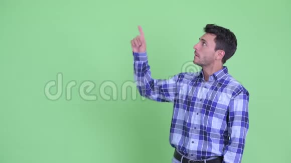 一位年轻的西班牙裔男子站在那里竖起大拇指视频的预览图